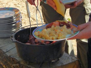 Herzhaftes zur Gruppenfloßfahrt auf Käppels Teich - hier ein Rauchwurst-Gericht.