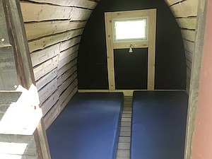 Biwakhütten: Eine der acht Schlafhütten.