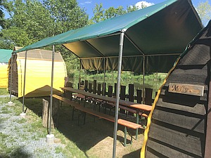 Biwakhütten: Sitzgruppe mit Schutzdach.