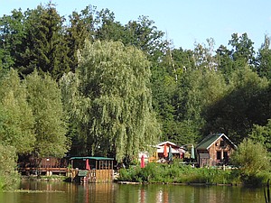 Blick über den Teich (rechts die Flößerhütte).
