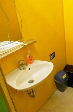 Toiletten im Sanitärgebäude.